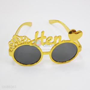 Gold hen shaped plastic glasses/glasses for party