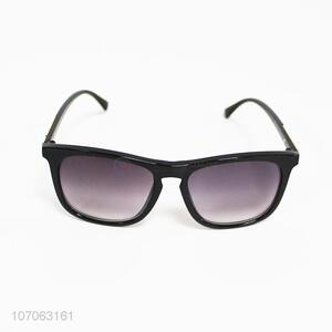 Hot selling fashionable adults travel plastic frame sunglasses