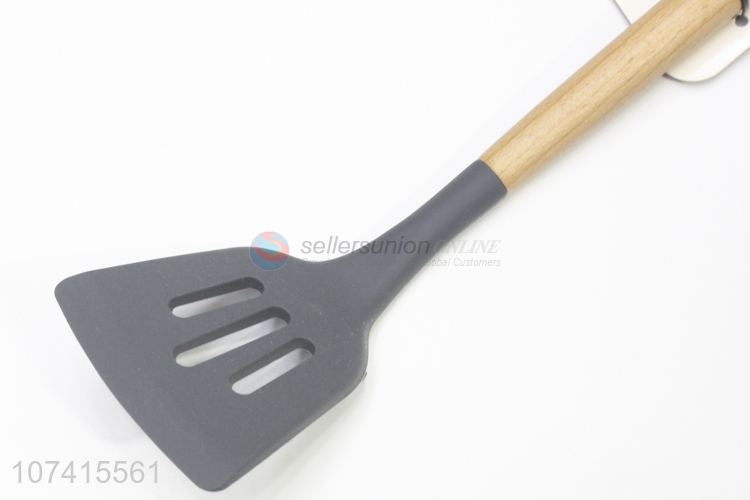 Factory Promotional Wooden Handle Silicone Leakage Shovel