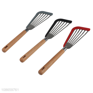 Wholesale wooden handle fish frying spatula egg spatula slotted turner