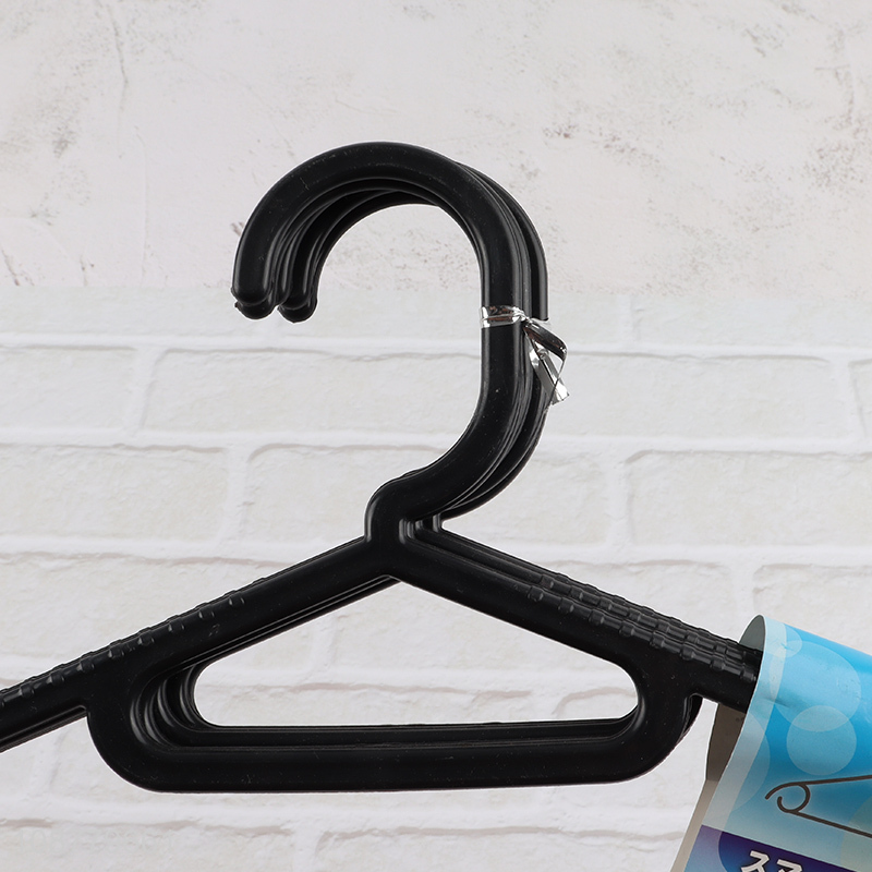 Yiwu market 5pcs black plastic clothes hanger