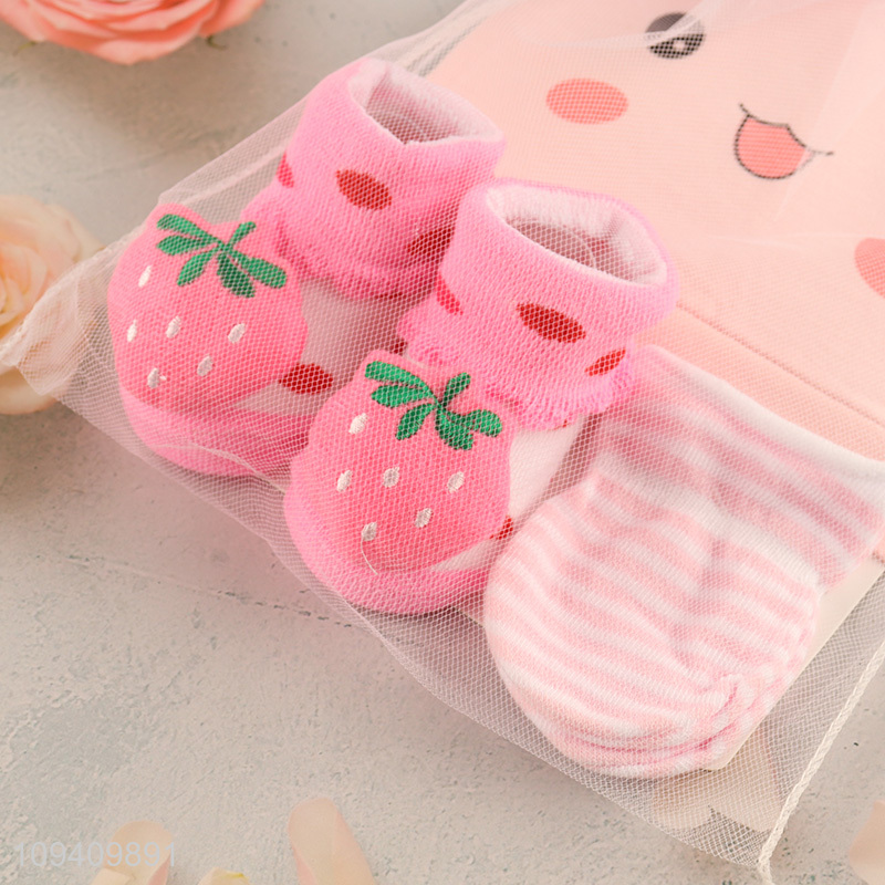 China factory cute cartoon bib & strawberry baby socks gift set